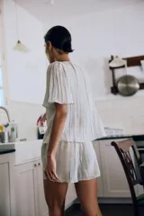Top de viscosa en color beige con escote redondo, mangas cortas amplias y detalle de encaje bordado a contraste en la zona del pecho.
