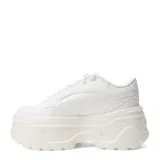 Championes Puma modelo Karmen X-TRA de diseño urbano con plataforma elevada. Presentan un exterior sintético de color marfil con detalles de costuras y perforaciones laterales, cierre mediante cordones y suela robusta de goma.