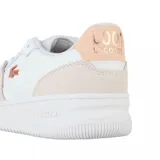 Championes Lacoste modelo L001 Set 225, de diseño urbano en color blanco con detalles en beige claro. Presentan el logo del cocodrilo en tono metalizado cobrizo en el lateral, paneles de gamuza en la puntera y el talón, y suela de goma con relieve.