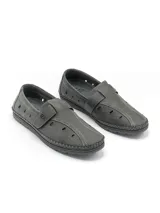 Zapato tipo mocasín de estilo urbano, color gris, confeccionado en eco-cuero con perforaciones laterales para ventilación. Presenta costuras reforzadas en el contorno de la suela y un cierre lateral con velcro para un ajuste práctico.