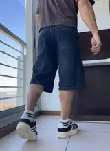 Bermuda de jean azul oscuro, corte ancho a la rodilla.