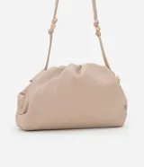 Cartera transversal pequeña color beige, confeccionada en poliuretano con diseño fruncido y asa fina de cordón con detalles metálicos.