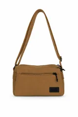 Cartera bandolera Daniel Cassin de diseño rectangular, color tostado, con cierre principal, bolsillo frontal con cierre y correa ajustable. Incluye etiqueta con logo de la marca en la parte inferior.