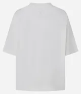 Remera de algodón con corte boxy, cuello redondo y manga corta. Presenta una estampa frontal colorida con personajes de la historieta Mafalda y elementos gráficos.