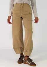 Pantalon de gabardina color beige, de corte holgado y estilo cargo con costuras reforzadas en el ruedo.