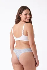 Pack de dos bombachas tipo vedetina color gris claro con estampado sutil y detalles de encaje en la cintura y las piernas, con un pequeño lazo decorativo al frente.