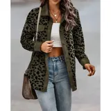 Sobre camisa de pana con estampado animal print, cuello camisero, mangas largas y cierre frontal con botones.