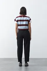 Pantalón de tiro alto con silueta barrel, de calce relajado con volumen en las piernas y ajuste hacia el ruedo. Confeccionado en tejido de algodón con elastano.