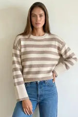 Sweater de punto con diseño de rayas horizontales en tonos beige y crema, cuello redondo y mangas largas con puños anchos acanalados.