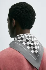 Pañuelo cuadrado de algodón color crema con estampado de cuadros pequeños en tono marrón oscuro.