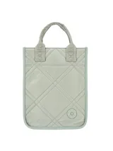 Bolso matero de diseño vertical con efecto capitoné y costuras romboidales, color verde militar. Cuenta con manijas cortas superiores y una correa ajustable para el hombro con la inscripción de la marca. Incluye un pequeño aplique circular con logo en la parte inferior.