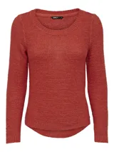 Sweater de punto color rojo arcilla, con cuello redondo y mangas largas, de diseño clásico y ajuste recto.