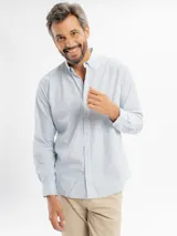 Camisa de manga larga con estampado de cuadros vichy en tonos celestes y blancos, con cuello abotonado.