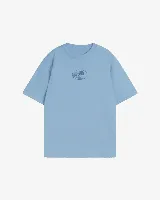 Remera celeste de corte recto y mangas cortas, con cuello redondo y un pequeño estampado en el centro del pecho.