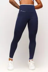 Calza deportiva de tiro alto color azul marino, con franjas laterales blancas y detalles de ribete blanco en los tobillos.