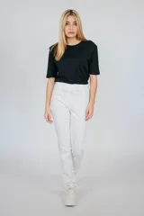 Pantalón blanco de corte recto, con cintura alta elástica y bolsillos laterales.