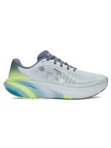 Championes de running Under Armour modelo Velociti Pace, en color celeste claro con detalles en gris, amarillo y degradado azul en la suela. Cuenta con parte superior de malla transpirable y amortiguación UA HOVR.
