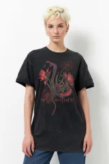 Remerón negro de tela lavada con estampa de serpiente, flores y la palabra 'nature'.