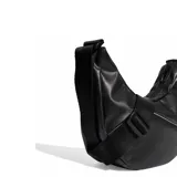 Cartera tipo bandolera Adidas de diseño curvo, color negro con acabado brillante. Presenta el logo de la marca en blanco en el frente y una correa ajustable.