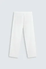 Pantalón de corte relajado color beige confeccionado en tejido de mezcla de algodón y lino. Posee cintura elástica ajustable con cordón, bolsillos frontales y bolsillos traseros de vivo.