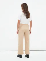 Pantalón beige de corte acampanado con bolsillos delanteros con solapa y botón.