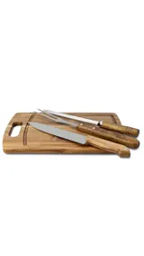 Set parrillero con pincho, cuchilla, chaira y tabla de madera de Acacia. Incluye estuche negro para transportar con cierre y detalle en broche abre y cierra en símil cuero.