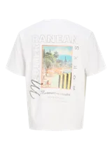 Remera blanca de algodón con cuello redondo y manga corta. Estampado en el frente con imagen de playa y texto "Mediterranean Works, The Creative Studio, Jack & Jones".