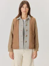 Campera de diseño combinado con paneles frontales acolchados en color tostado, solapa central y cuello en tejido de espiga gris, y mangas de lana en tono marrón. Presenta cierre frontal con botones y un estilo estructurado.