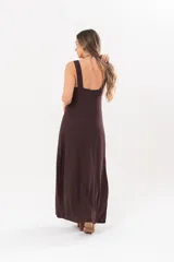 Vestido largo sin mangas, color marrón chocolate, con escote en V pronunciado y corte recto.