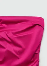Vestido midi de corte recto y diseño palabra de honor, confeccionado en algodón. Presenta un detalle drapeado en la cintura, cierre de cremallera invisible en la parte posterior y una abertura en el bajo.
