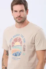 Remera de algodón color beige melange, de calce clásico, cuello redondo y manga corta, con estampa frontal de estilo surf.