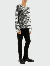 Remera de manga larga Balmain, color blanco con estampado de texto manuscrito en negro.