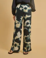 Pantalón recto de viscosa con estampado abstracto en azul marino y beige. Posee pretina elástica y bolsillos laterales.