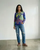 Remera de manga larga con cuello redondo, confeccionada en jersey suave con un diseño estampado de líneas orgánicas en tonos azul, verde y violeta. Presenta un corte recto y cómodo, ideal para uso versátil.