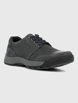 Zapato casual de cuero color gris oscuro con cordones al tono. Presenta costuras reforzadas, suela de caucho antideslizante y diseño de punta redonda.
