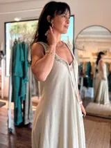 Vestido largo de algodón color celeste, con breteles finos y escote en V. Presenta un estampado geométrico en el ruedo.