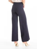 Pantalón palazzo de tiro alto con corte amplio y costuras verticales frontales que estilizan la silueta. Presenta una cintura lisa y estructura fluida.