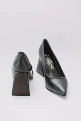 Zapatos de tacón color fucsia con textura croco, punta fina y tacón cuadrado forrado en cuero.