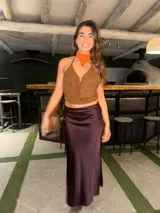 Gargantilla tejida al crochet con hilo de seda viscosa color naranja, de forma triangular.