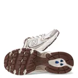 Championes New Balance 530, calzado de estilo retro running en tonos beige, marrón y blanco, con detalles metalizados, capellada de malla transpirable con superposiciones sintéticas, y suela con tecnología ABZORB.