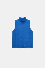 Chaleco de punto rojo con cuello subido y manga sisa.