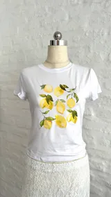 Remera corta blanca con estampa de limones.