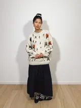 Sweater tejido a mano con lana merino color crudo, con bordado de insectos. De talle único y estilo oversized.