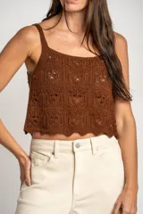 Top tejido de punto color beige con diseño texturado, escote cuadrado y tirantes anchos.