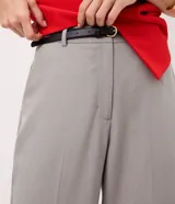 Pantalón de sastrería gris claro, de corte recto y tiro medio, confeccionado en crepé de poliéster y elastano. Presenta cintura con pasadores, bolsillos traseros embutidos y cierre frontal.