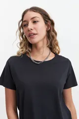 Remera básica de manga corta y cuello redondo, color lila, de corte regular y diseño liso.