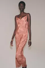 Vestido largo de Zara Woman Collection confeccionado en hilatura de viscosa, con diseño jacquard floral y escote fluido con tirantes finos ajustables. Presenta una abertura en el bajo con aplicación de encaje a tono.