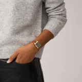 Reloj Fossil modelo Raquel con caja rectangular dorada y esfera gris con números romanos. Correa de cuero marrón. Resistencia al agua de 5 ATM.