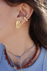 Par de aros colgantes de bronce y alpaca con diseño abstracto calado.