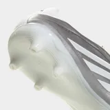 Championes de fútbol Adidas Copa Pure IV League FG, color plateado con detalles en blanco. Presentan un diseño aerodinámico con las icónicas tres bandas de la marca en el lateral y suela con tapones para césped natural.